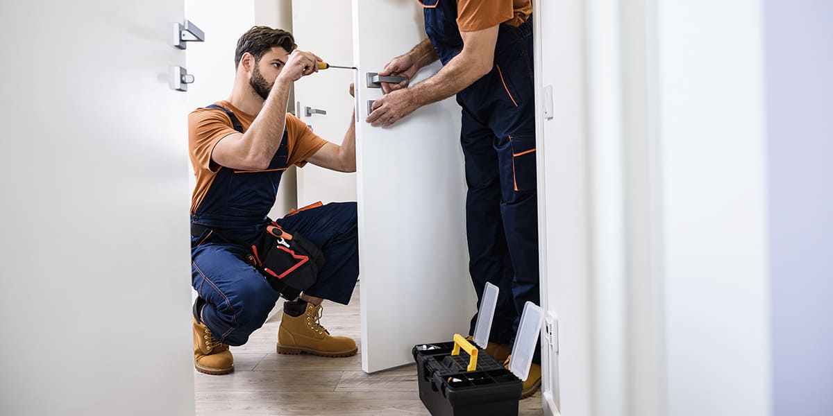 cerrajeros haciendo cambio de cerradura